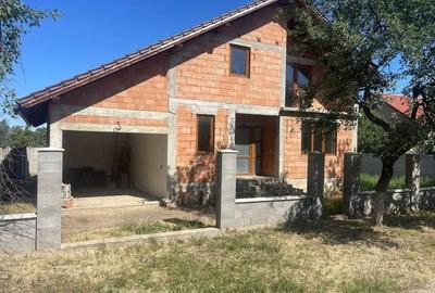 Vând casă D+P+M comuna Sagu