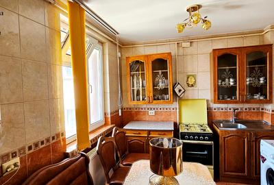 Apartament 3 camere, cu boxa, zona Scoala nr.2