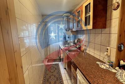 Apartament cu 3 camere semidecomandat în Craiovița Nouă