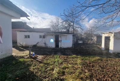 Casa de vanzare cu 4 camere si anexe in Fagaras. - 9