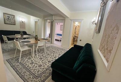 Ultracentral-intrarea  in Cismigiu, linistit.