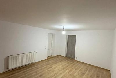 Apartament cu 3 camere, mobilat în Central