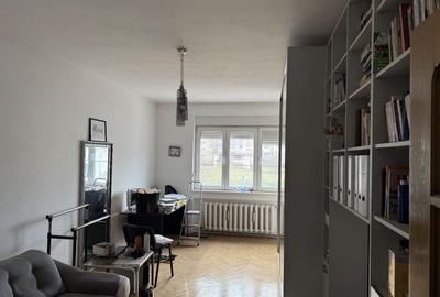 Apartament cu 4 camere decomandat în Central
