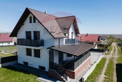 Casă cu 4 camere cu Teren 400 Mp în Ipotești - 2