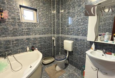 Casă individuală cu 8 camere cu Canalizare în Apărătorii Patriei - 12