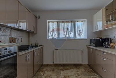 Casă / Vilă cu 10 camere de vânzare in Moieciu de Jos - 12