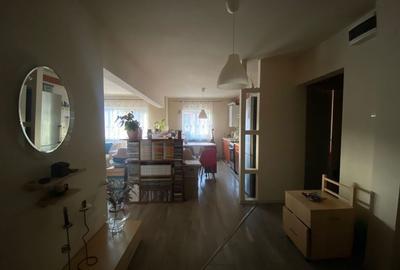 Apartament cu 4 camere decomandat în Petros