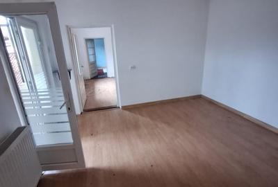 Km. 5 - Viile Noi, casa 4 camere, libera, pe colt - 3