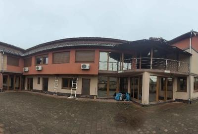 Imobil cu 3 case:C1 -3 nivele;C2-2nivele;C4-1 nivel;C3;C5;Piscina;Foisor - 2