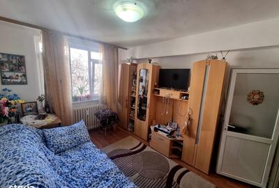 Apartament cu 2 camere decomandat, mobilat în CET - 4