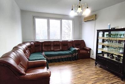 Apartament cu 3 camere semidecomandat în Berceni - 1