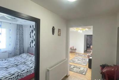 Apartament cu 3 camere semidecomandat, mobilat în Săsar