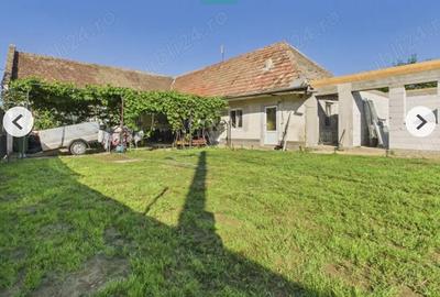 Vand casa batraneasca in centrul satului Urseni - 8