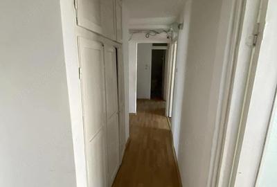 Apartament cu 4 camere decomandat în Micro 16