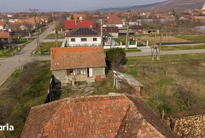 Casă cu 2 camere cu Teren 1570 Mp în Ghioroc - 1
