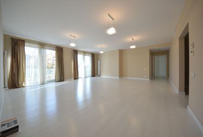 Apartament cu 4 camere decomandat, mobilat în Capitale - 1