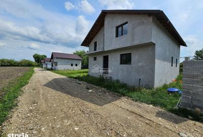 Casă cu 4 camere cu Teren 343 Mp în Comișani - 1