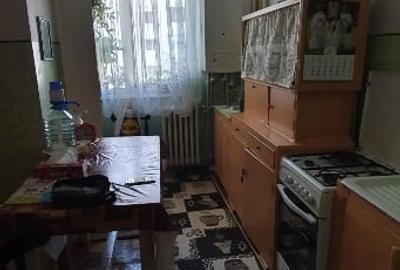 Apartament cu 3 camere decomandat, mobilat în Viziru 3
