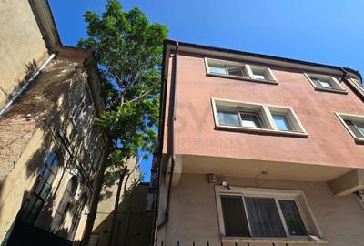 Casă individuală cu 10 camere în P-ța Unirii