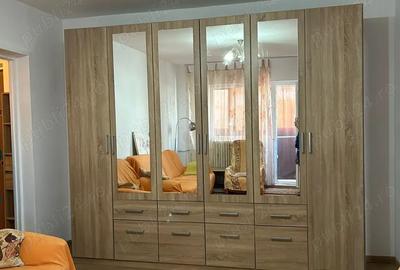Vand apartament lux , 2 camere, et.3, zona Piata Rahova 95.000 E