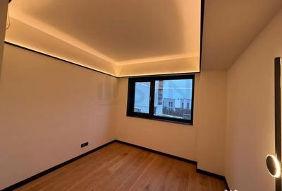 Apartament cu 4 camere semidecomandat în Central - 1