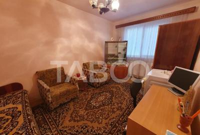 Apartament cu 3 camere semidecomandat, mobilat în Central - 1