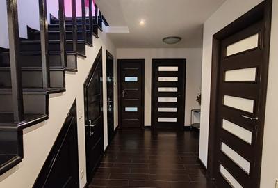 Casă individuală cu 8 camere cu Canalizare în Vitan - 4