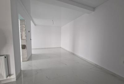 Apartament cu 3 camere decomandat în Sud