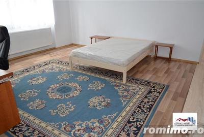 Apartament cu 3 Camere si 2 Bai de Inchiriat Zona Semicentrala