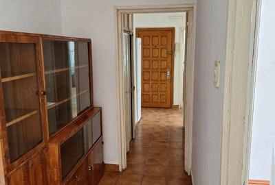 Inchiriere ap 3 cam decomandate,semimobilat, centrala proprie Rovine, piata Dezrobirii - 6