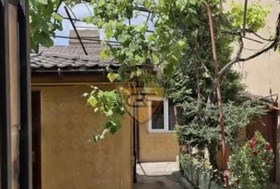 Casa 6 camere, baie, bucatarie si dependinte, zona Tomis II, 3 intrari separate - 1