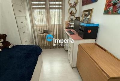 Apartament cu 3 camere semidecomandat, mobilat în Baza 3 - 12