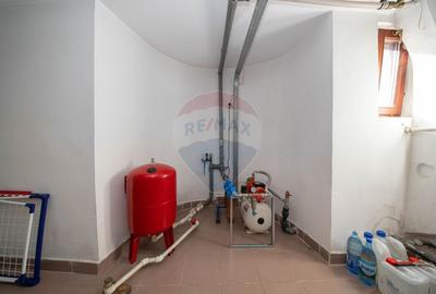 Casă individuală cu 8 camere cu Canalizare în Moieciu - 46