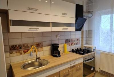 Apartament cu 3 camere semidecomandat, mobilat în Tei
