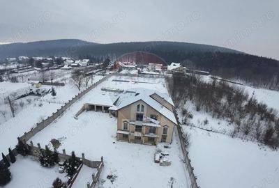 Casă cu 7 camere cu Teren 3700 Mp în Ivănești - 2