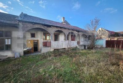 Casă cu 3 camere cu Canalizare în Central