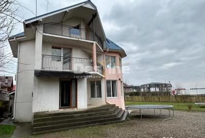 Casă cu 7 camere cu Teren 2760 Mp în Central - 2