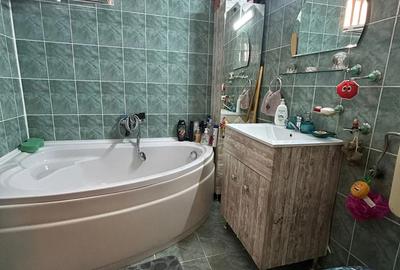 Apartament cu 3 camere decomandat în Tractorul - 4