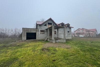 Casa Radulesti, an 1996 ,la rosu, 2.000 mp teren , 310 mp casa