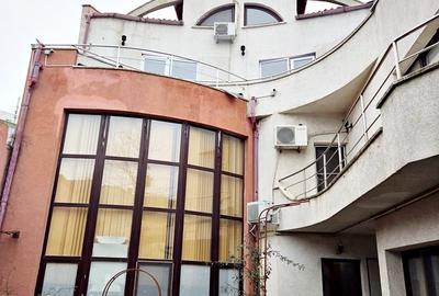 Casă cu 11 camere cu Canalizare în Central - 1