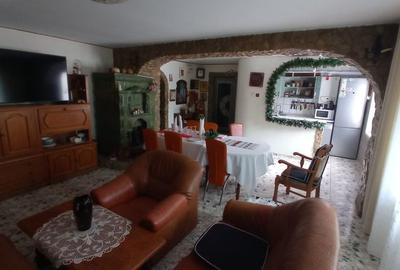Apartament cu 4 camere decomandat în Florești
