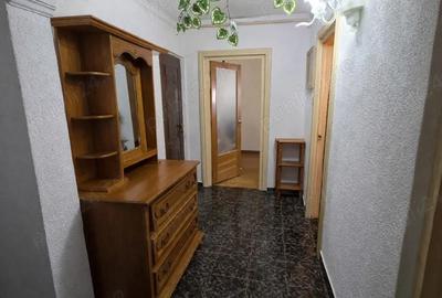 Apartament cu 3 camere semidecomandat în Geamăna