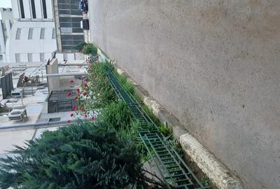 Vand garsoniera ,15 m zona Preciziei ,avand doua iesiri la 5 minute de metrou Preciziei ,tramvaiul 2 - 10