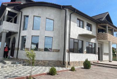 Casă cu 6 camere cu Teren 1000 Mp în Central - 1