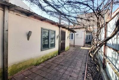 Vanzare casa renovata cu 2 camere, baie si bucatarie si 100 mp teren in proprietate zona Domenii - 3