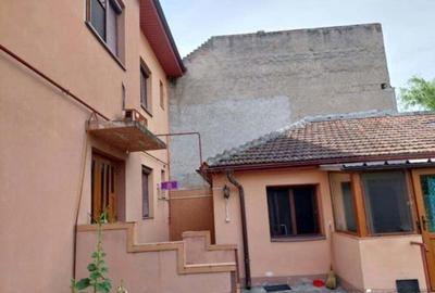 Vila mare ,ideala pentru locuit sau Gradini?a-after school - 7