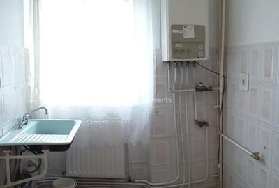 Apartament trei camere etaj 2 nemobilat 9 Mai vis - a - vis de Sportiv - 6