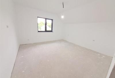 Casă individuală cu 5 camere cu Teren 413 Mp în 9 Mai - 15