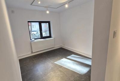 Apartament cu 5 camere decomandat în Est - 1