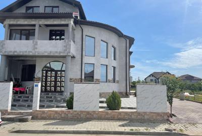 Casă cu 4 camere cu Teren 1000 Mp în Central - 2